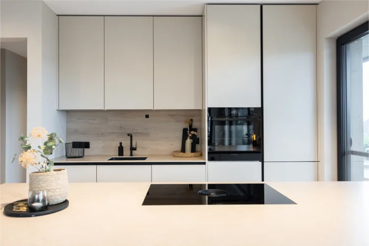 Kueche mit Bora Geraeten Frontal