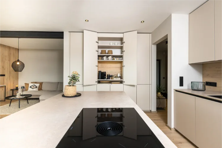 Kueche mit Bora Geraeten Seitlich